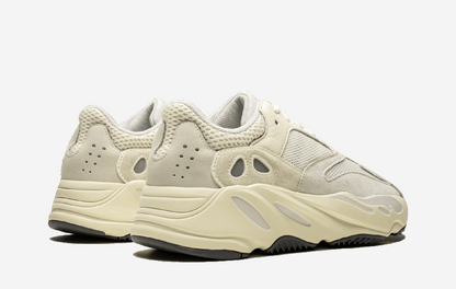 Yeezy Boost 700 Shoes Analog